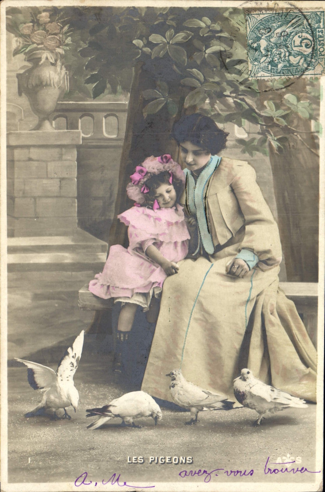 CPA Colombe Colombophilie Les pigeons Femme Enfant