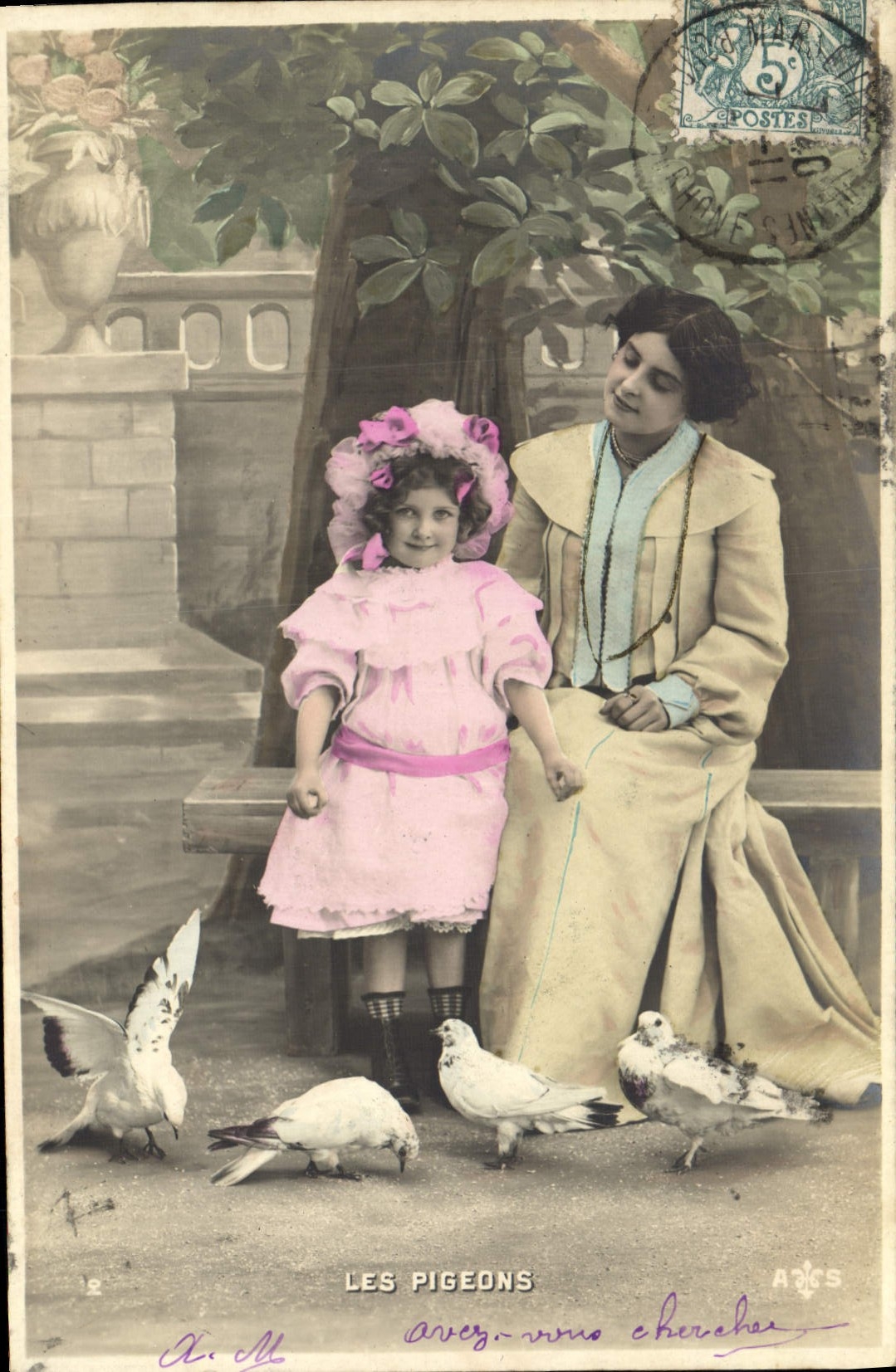 CPA Colombe Colombophilie Les pigeons Femme Enfant