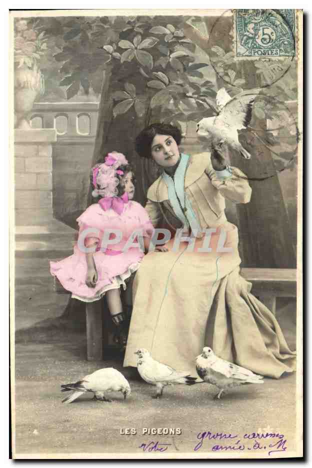 CPA Colombe Colombophilie Les pigeons Femme Enfant
