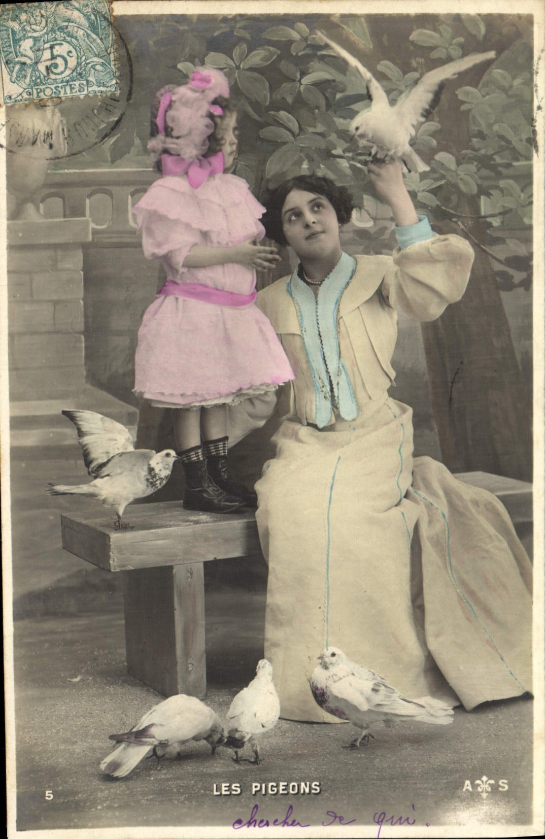 CPA Colombe Colombophilie Les pigeons Femme Enfant