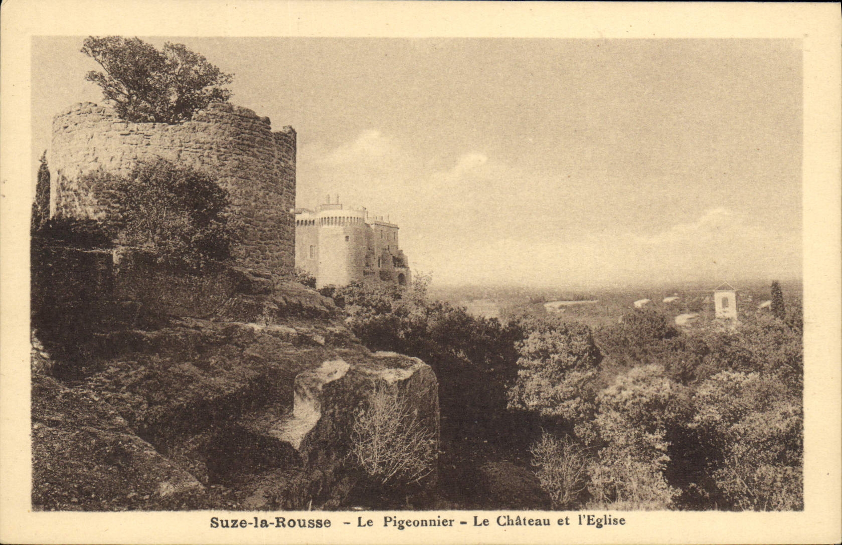 CPA Colombe Colombophilie Suze la Rousse Le pigeonnier Le chateau et l'eglise 