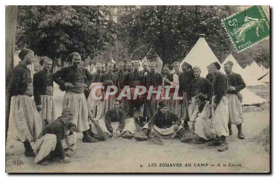 CPA Militaria Les Zouaves au camp a la corvee