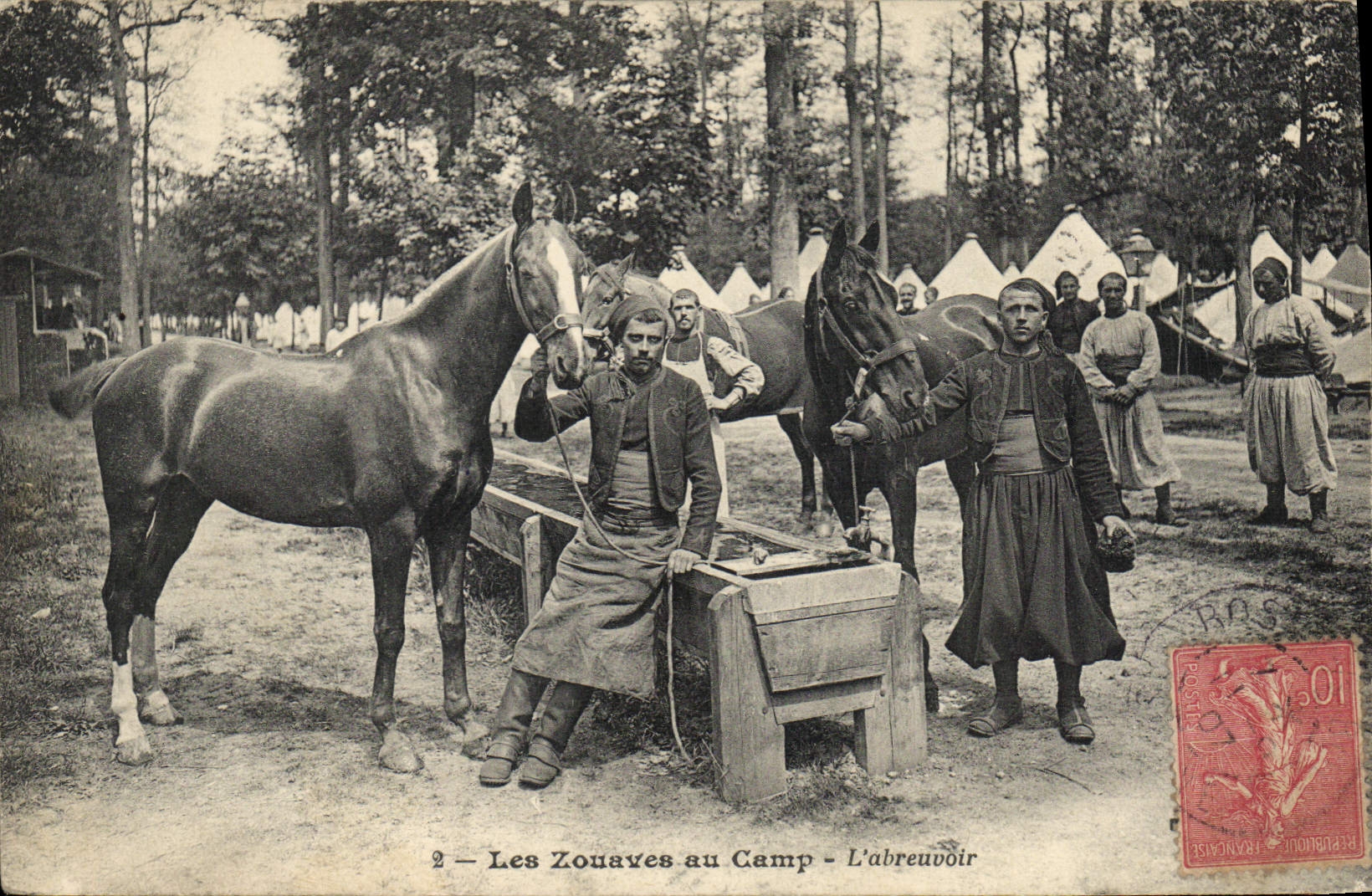 CPA Militaria Les Zouaves au camp L'Abreuvoir Cheval