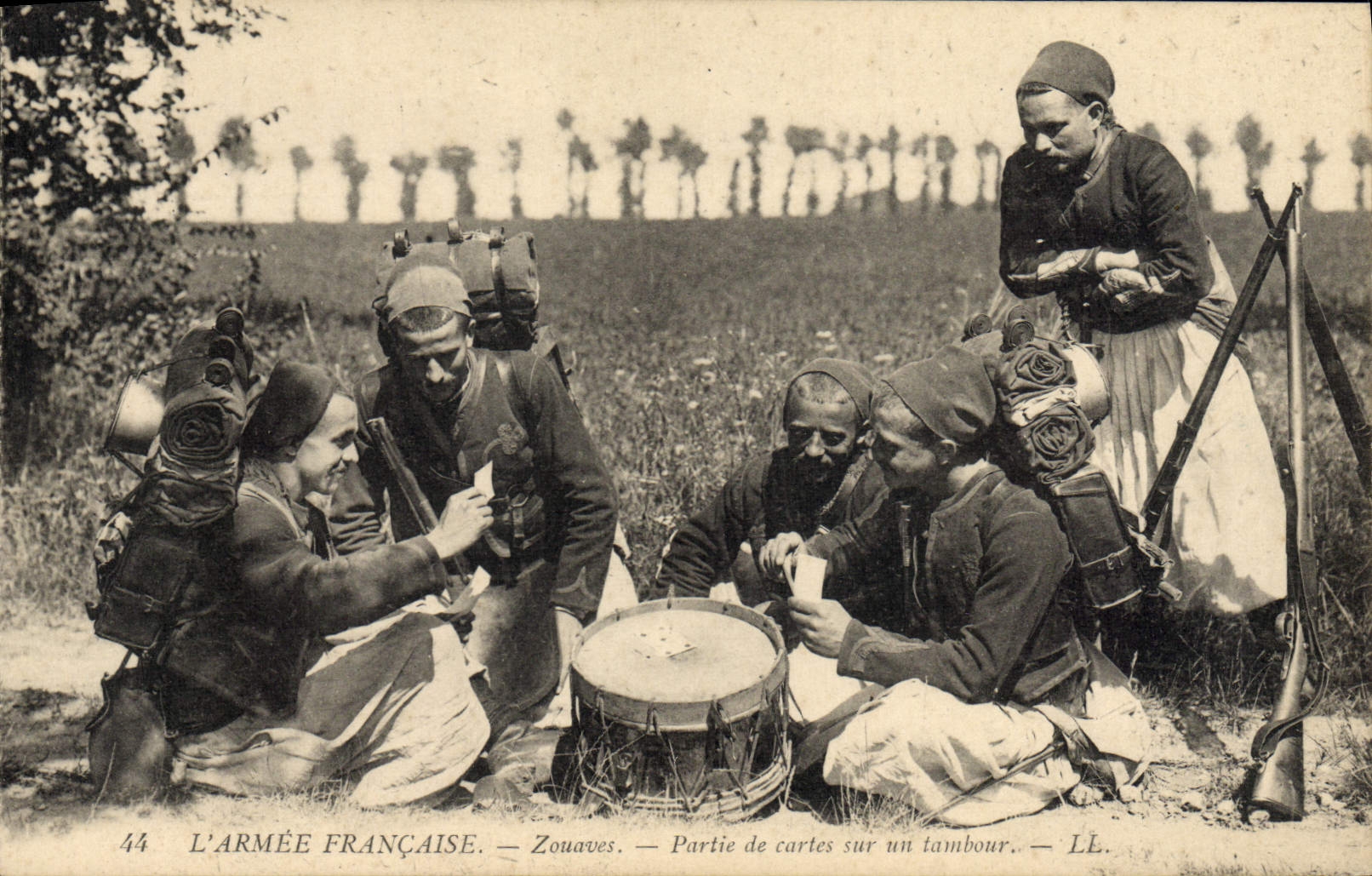 CPA Militaria Zouaves Partie de cartes sur un tambour