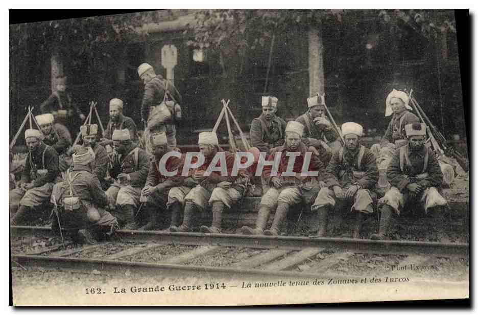 CPA Militaria La nouvelle tenue des Zouaves et des Turcos