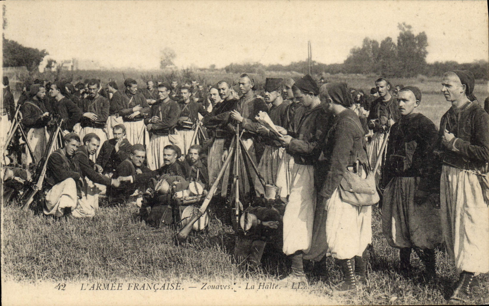 CPA Militaria Zouaves La halte 