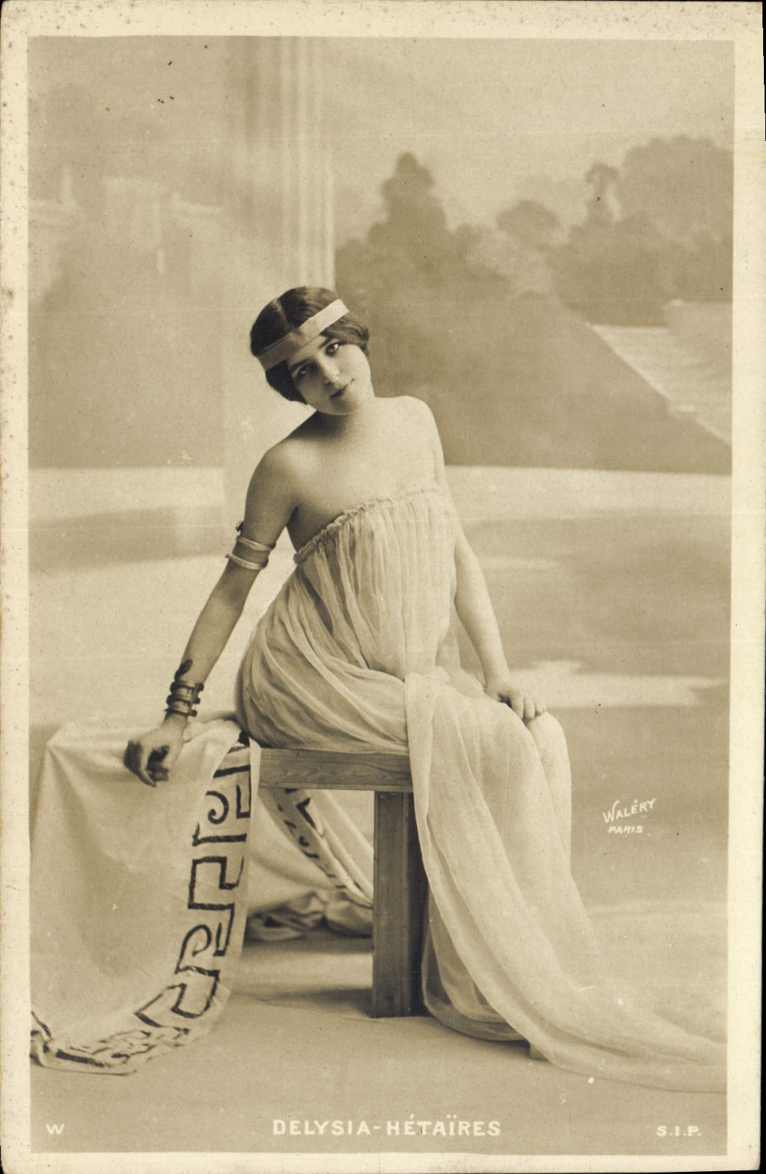 Delysia-Hétaïres — pose en costume antique — Waléry, Paris, S.I.P.