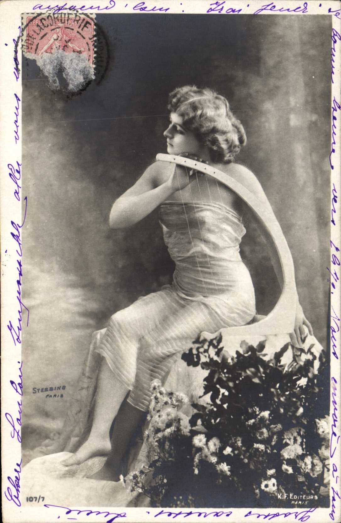 Femme jouant de la harpe — photographie — K.F. Editeurs Paris, n° 107/7