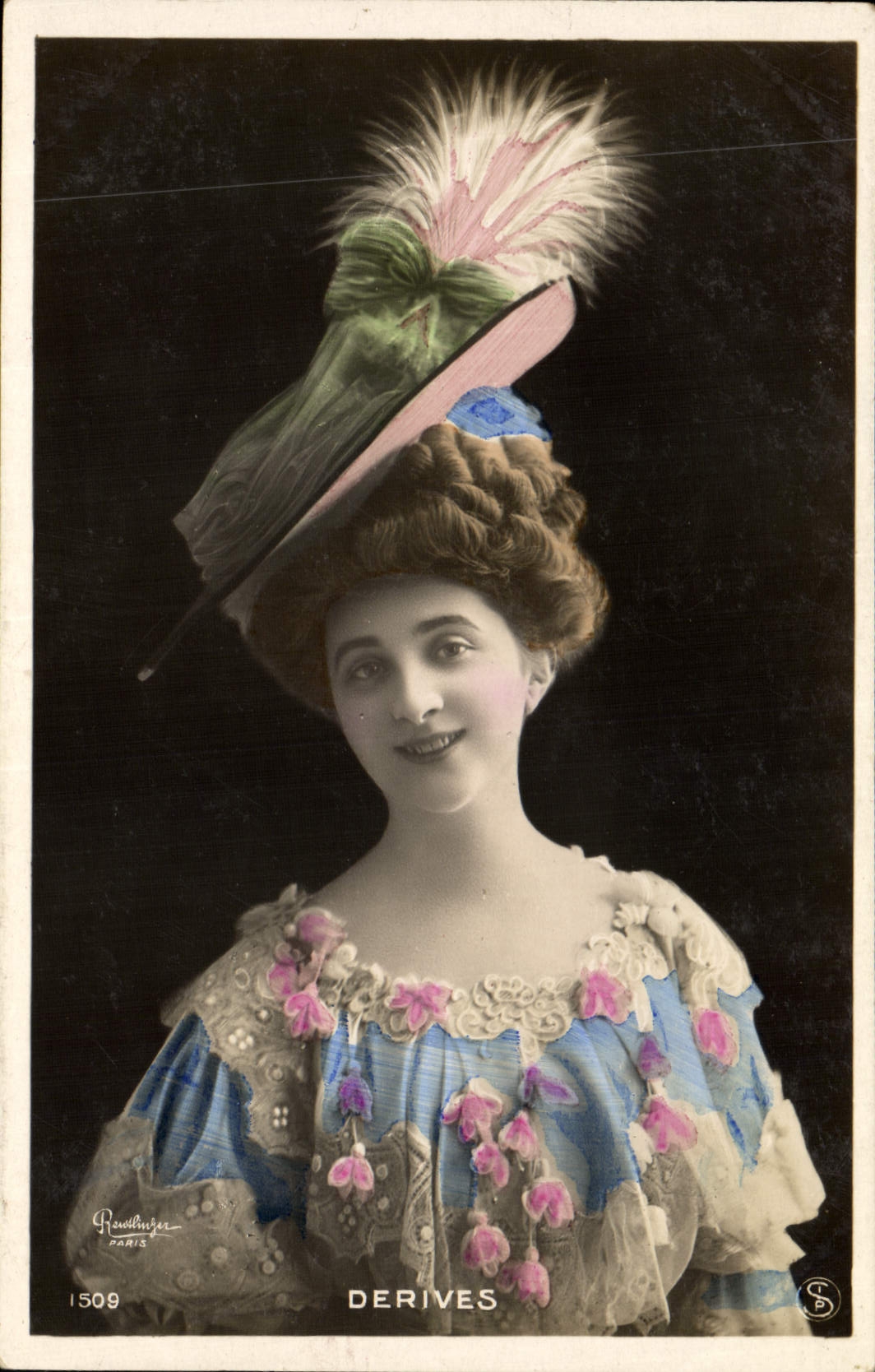 Madame Derives — Portrait féminin en costume élégant — Raulmier, Paris, n°1509