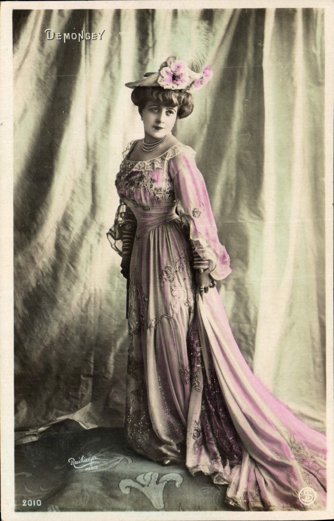 Femme en robe de soirée rose — Demongeay, Paris — n°2010