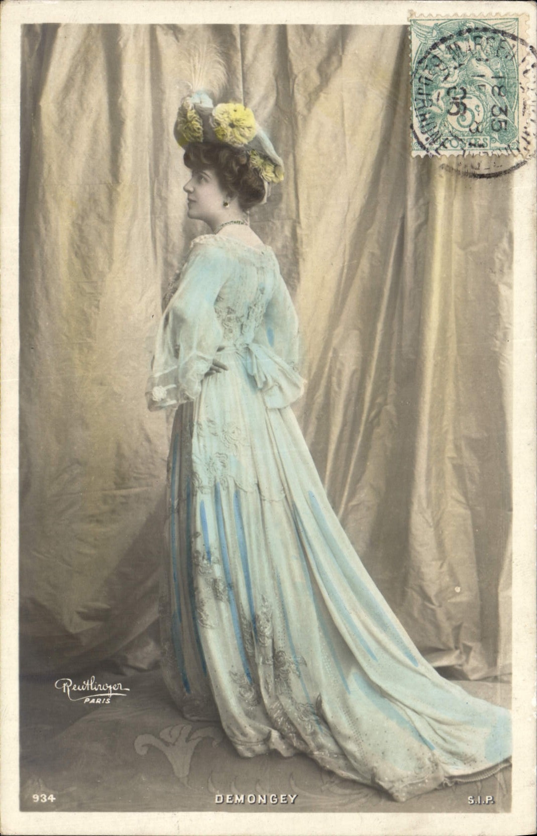Dame en robe bleue à traîne — Demongeay — Reutlinger, Paris, n° 934