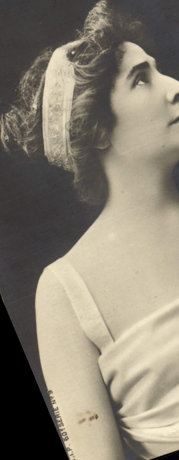 Jeune femme en robe classique — portrait — série N° 90, éditée par S.D.I.