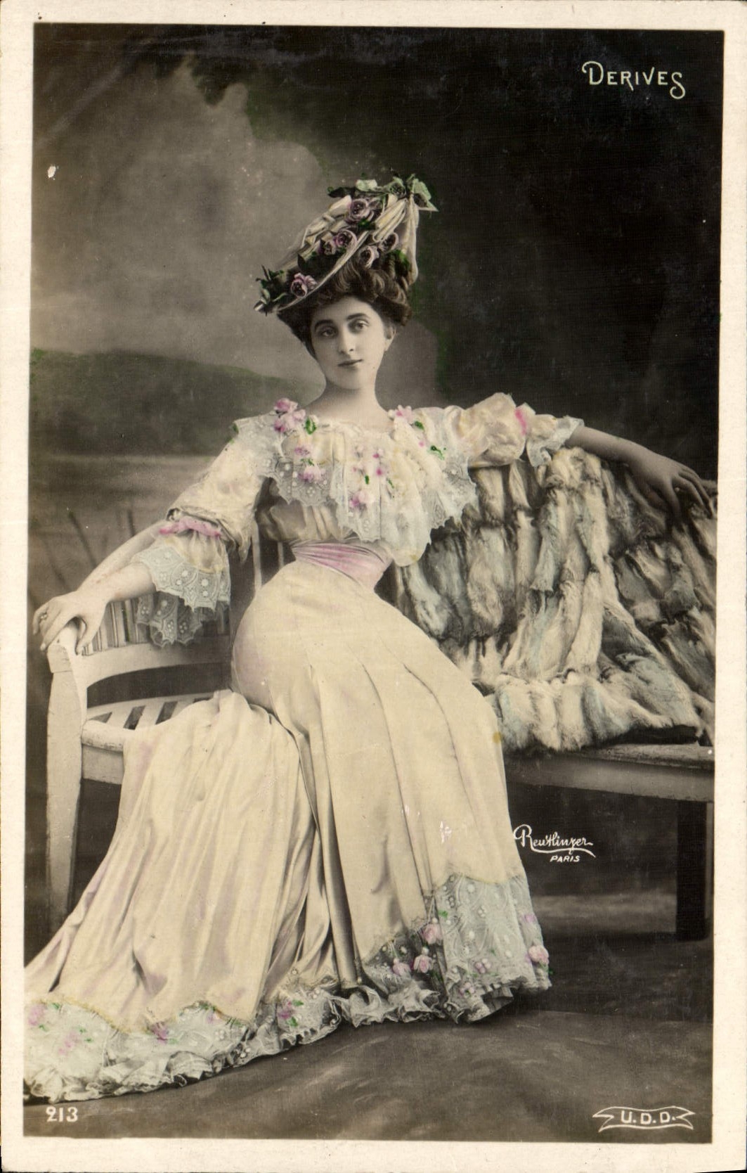 Femme en robe de style Belle Époque — chapeau fleuri — Derives, Paris, n°213