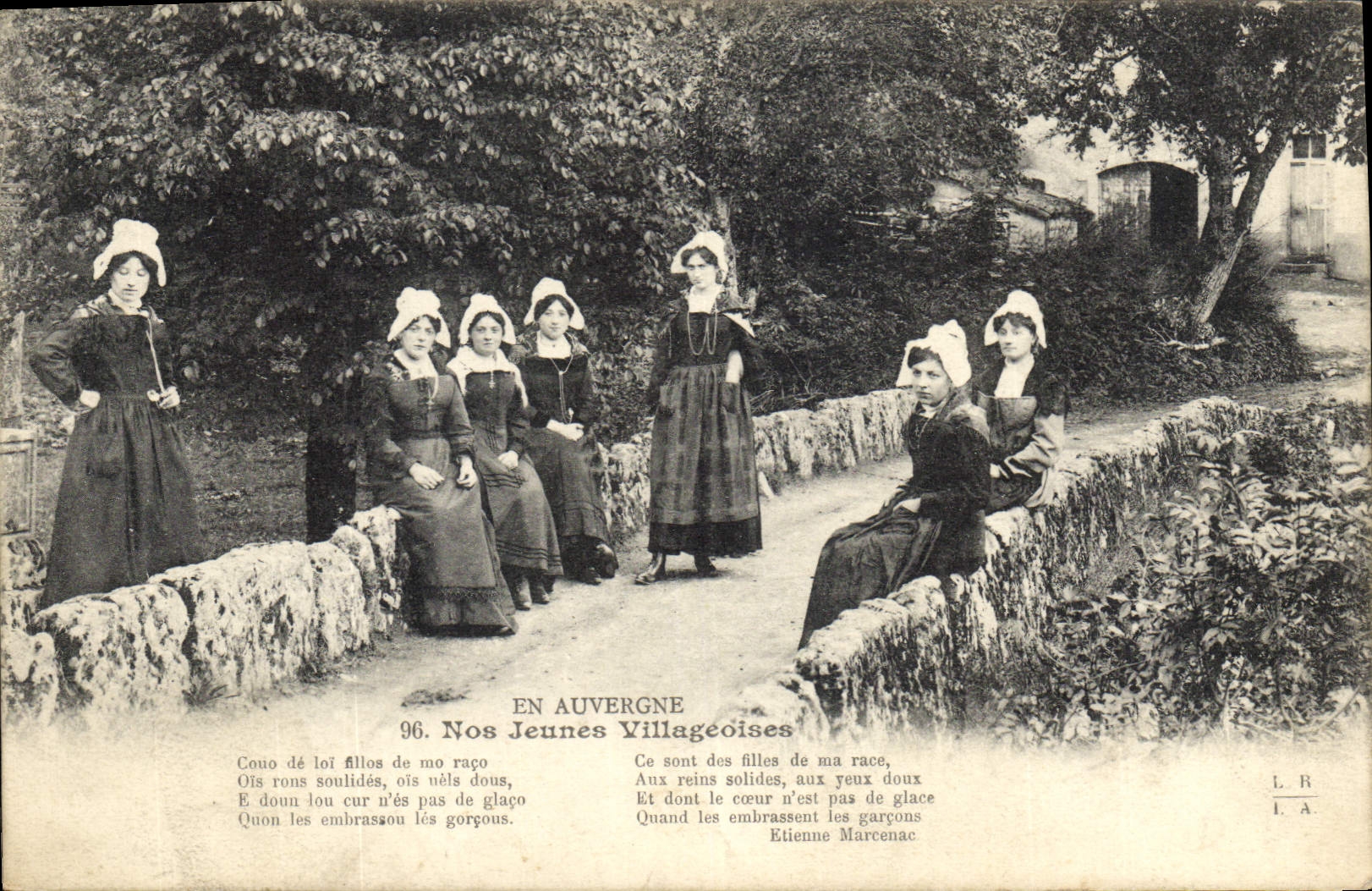 CPA Folklore Auvergne Nos jeunes villageoises