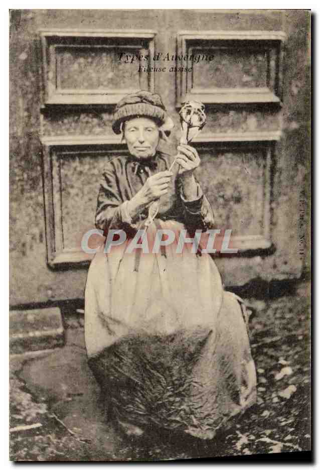 CPA Folklore Auvergne Fileuse assise