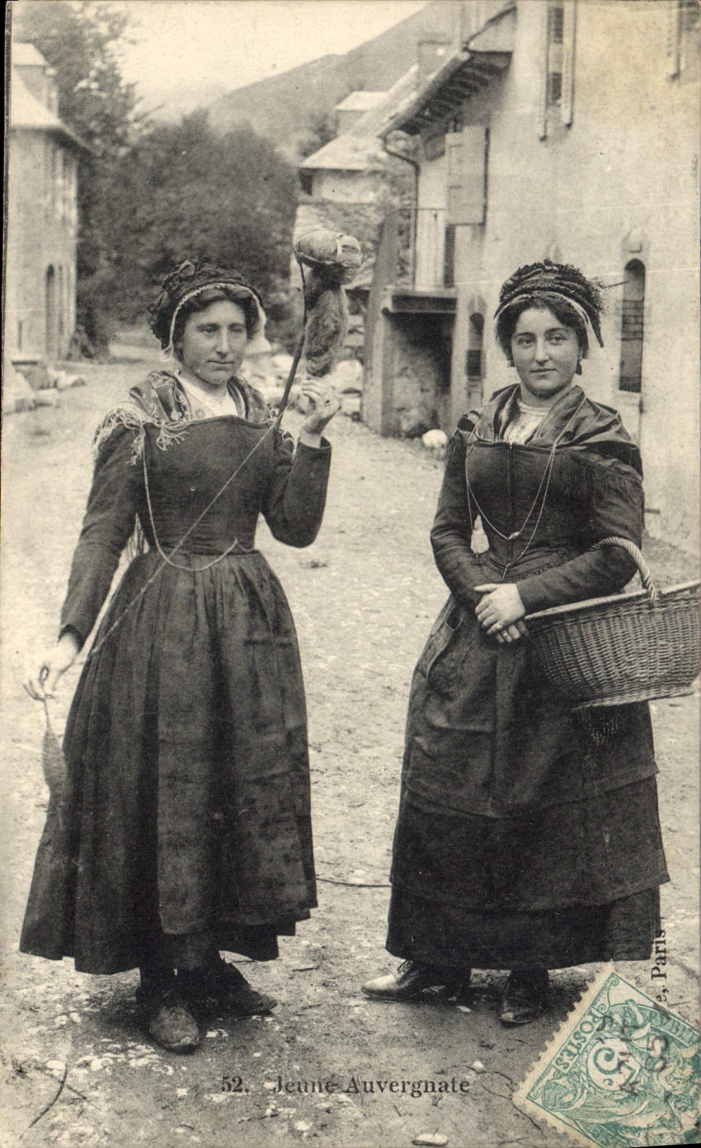 CPA Folklore Jeune Auvergnate