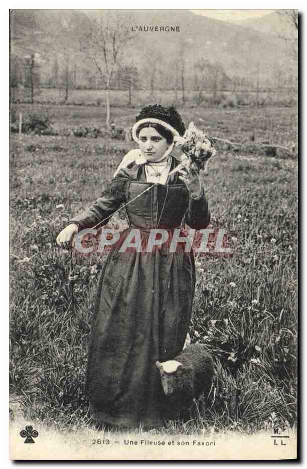 CPA Folklore Auvergne Une fileuse et son favori