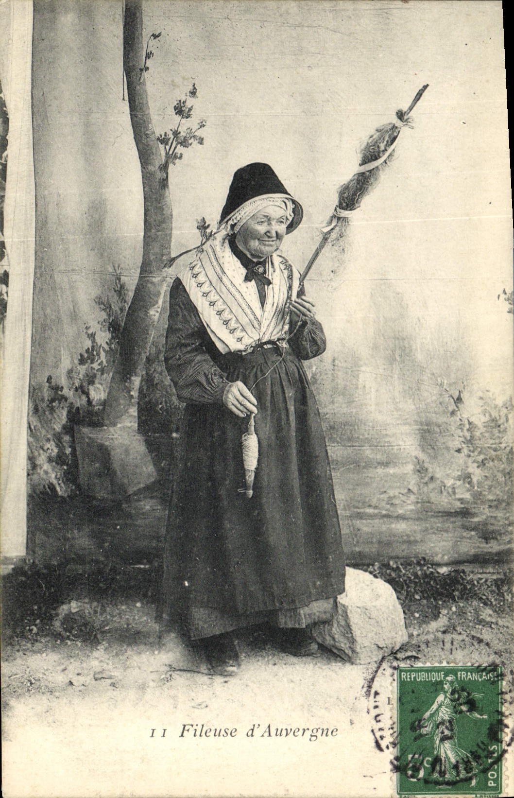 CPA Folklore Fileuse d'Auvergne 