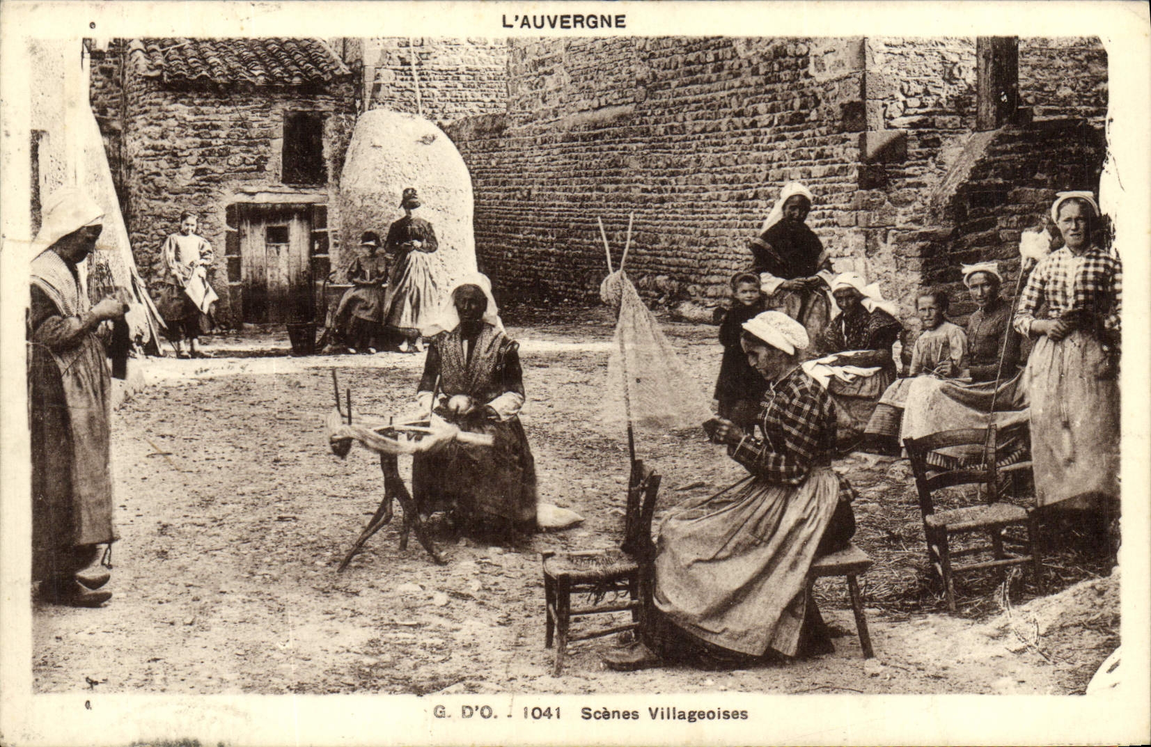 CPA Folklore Auvergne Scene villageoise