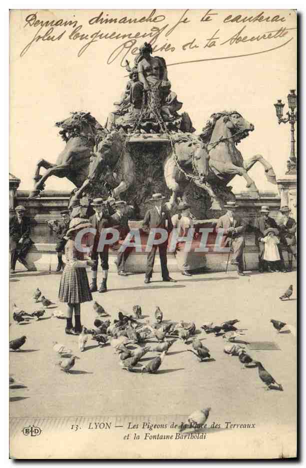 CPA Colombe Colombophilie Lyon Les piegons de la place des Terreaux et la fontaine Batholdi