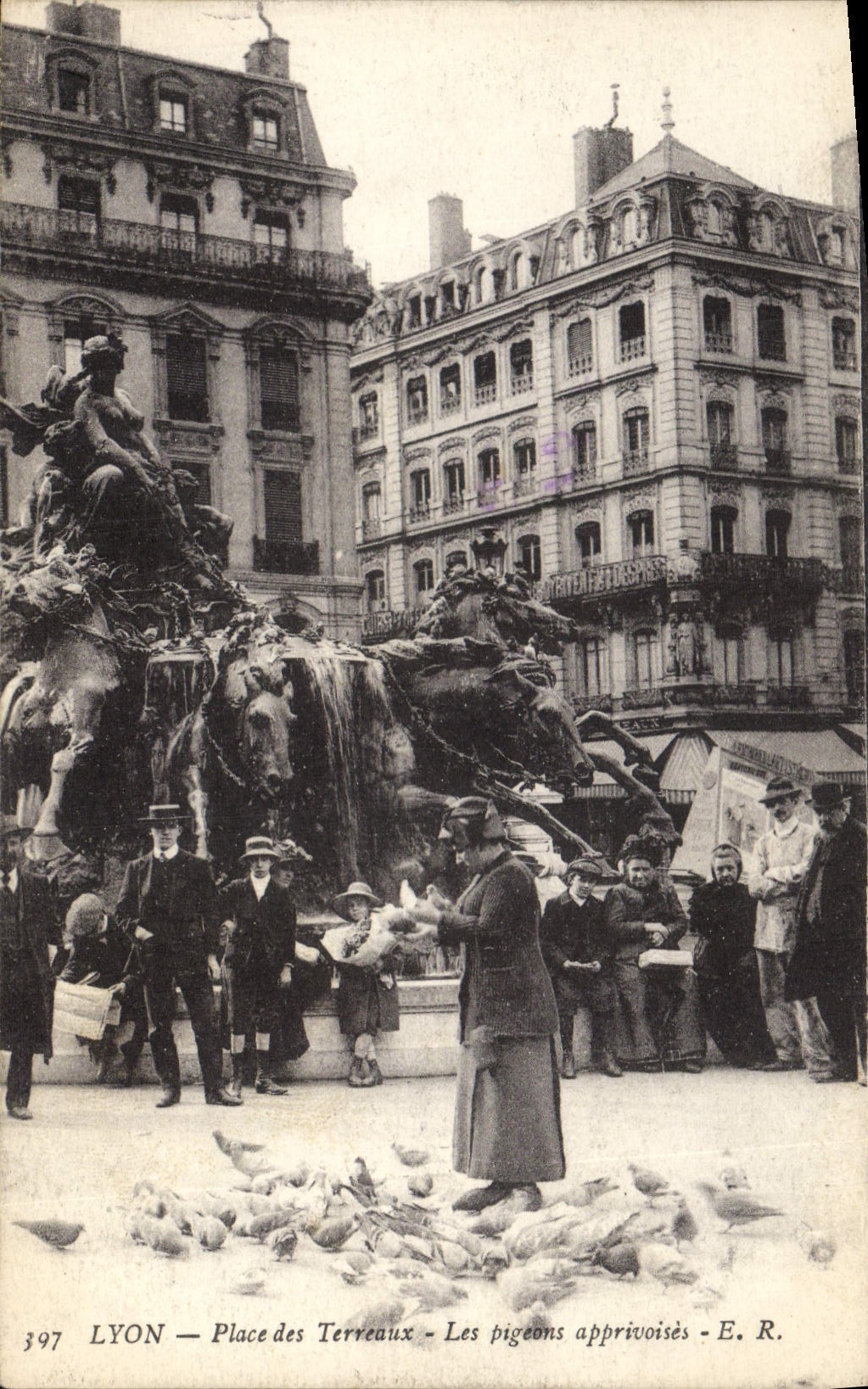 LYON — Place des Terreaux — Les pigeons apprivoisés — E. R.