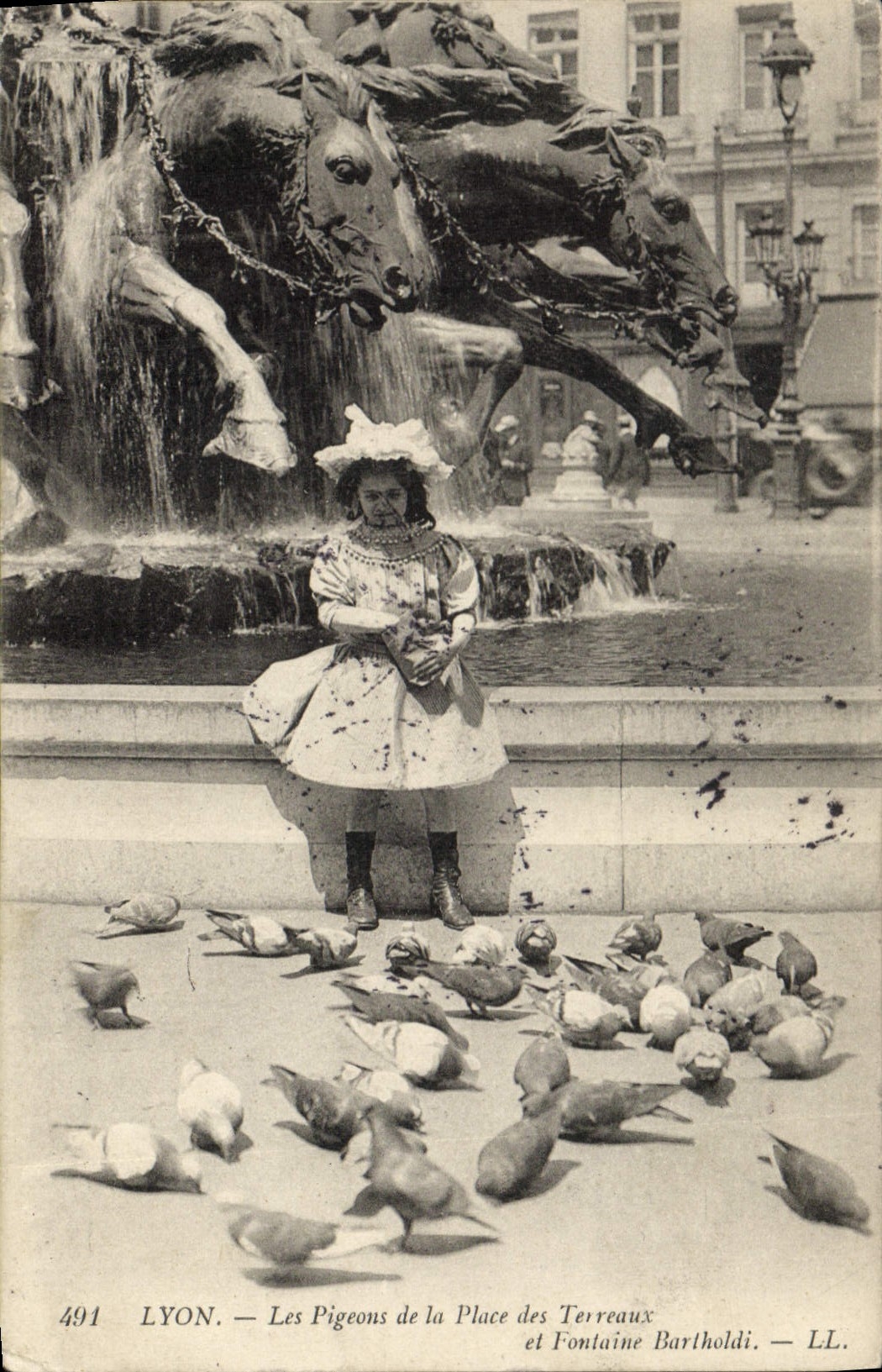 LYON — Les Pigeons de la Place des Terreaux et Fontaine Bartholdi — LL. n°491