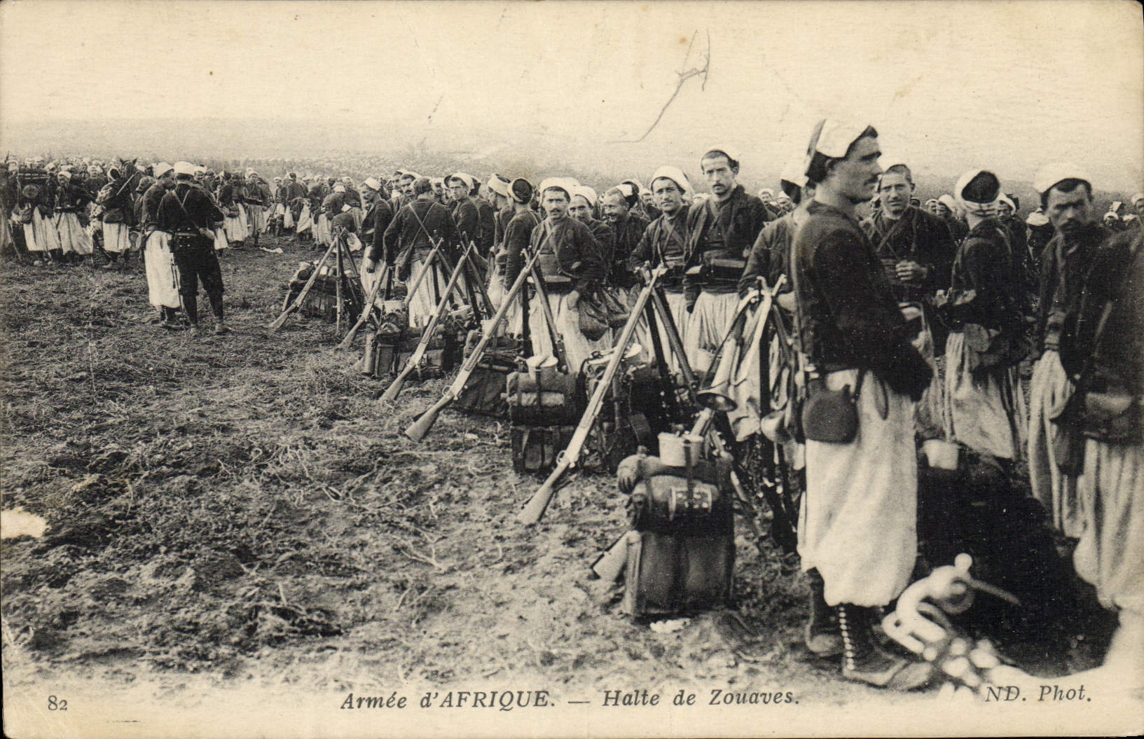 CPA Militaria Armee d'Afrique Halte de Zouaves