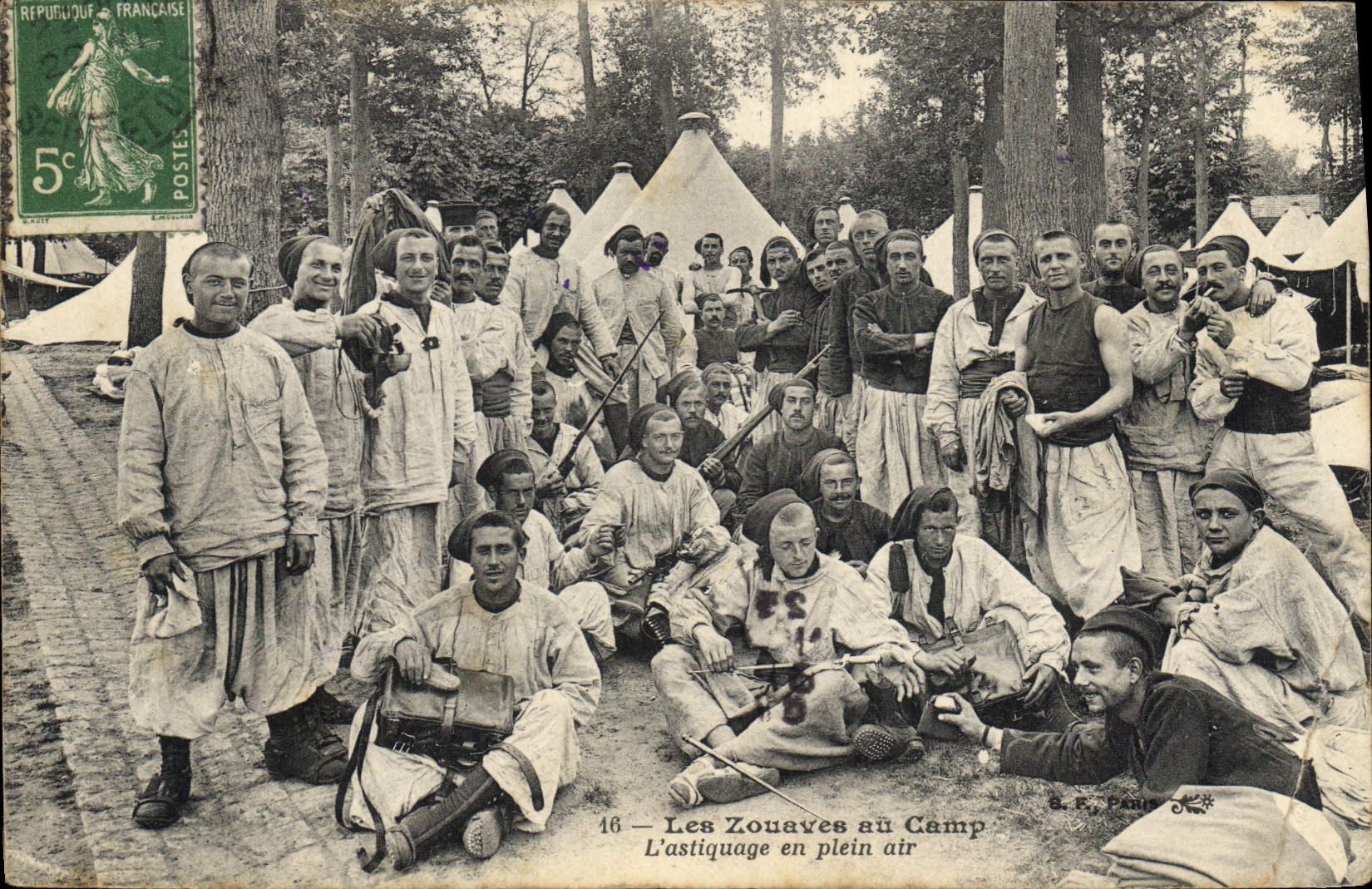 Los Zouaves en el Campo — L'astiquage al aire libre — E. F. P. París n°16