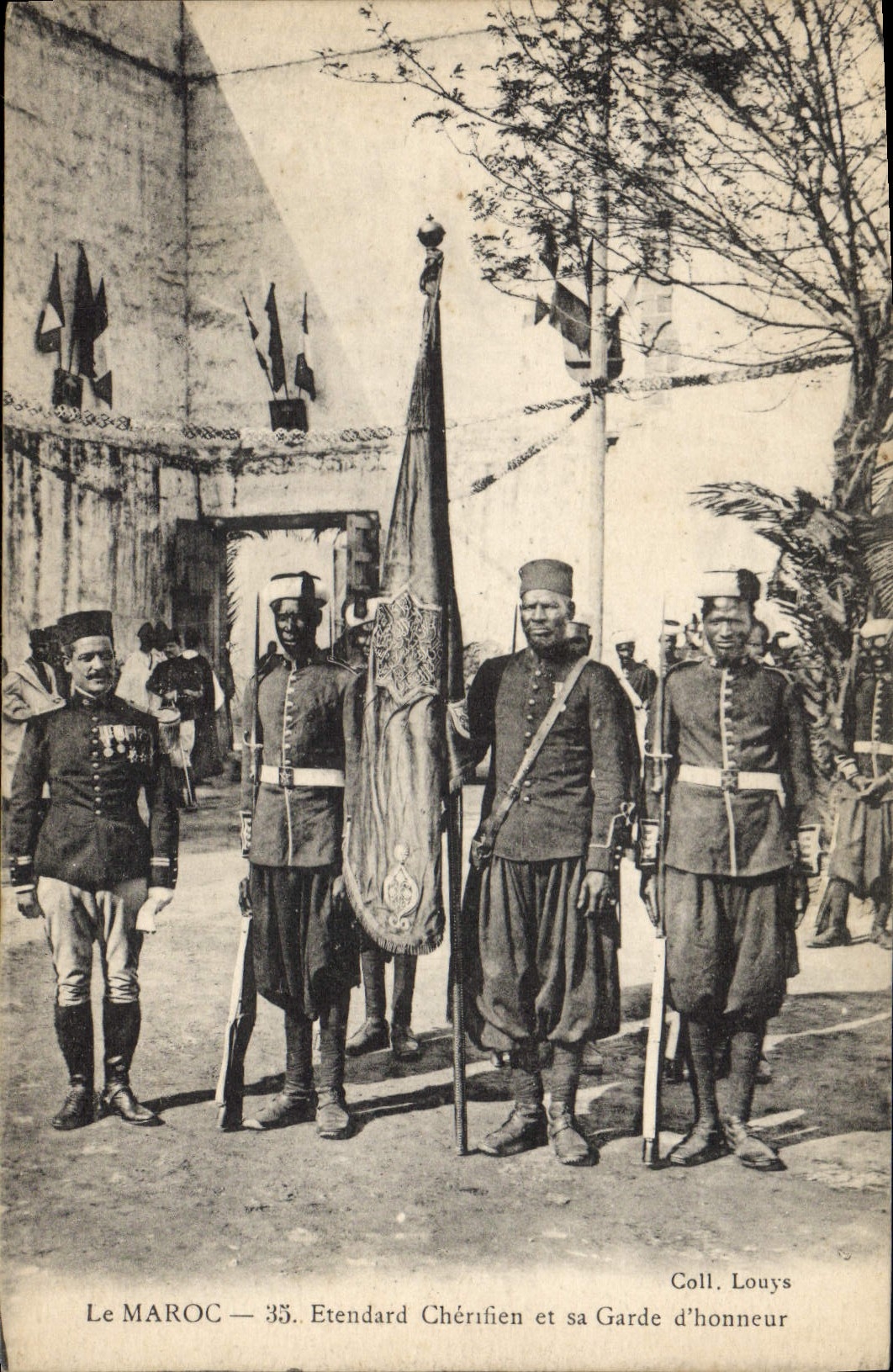 CPA Militaria Maroc Etendard Chrerifien et sa garde d'honneur
