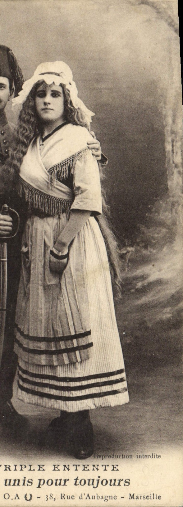 Couple en costume d'inspiration espagnole — reproduction interdite — O.A. 38, Rue d'Aubagne - Marseille