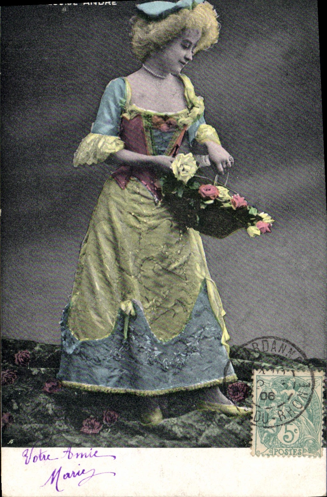 Jeune fille en robe colorée tenant un panier de roses — Éditeur André, n° 87