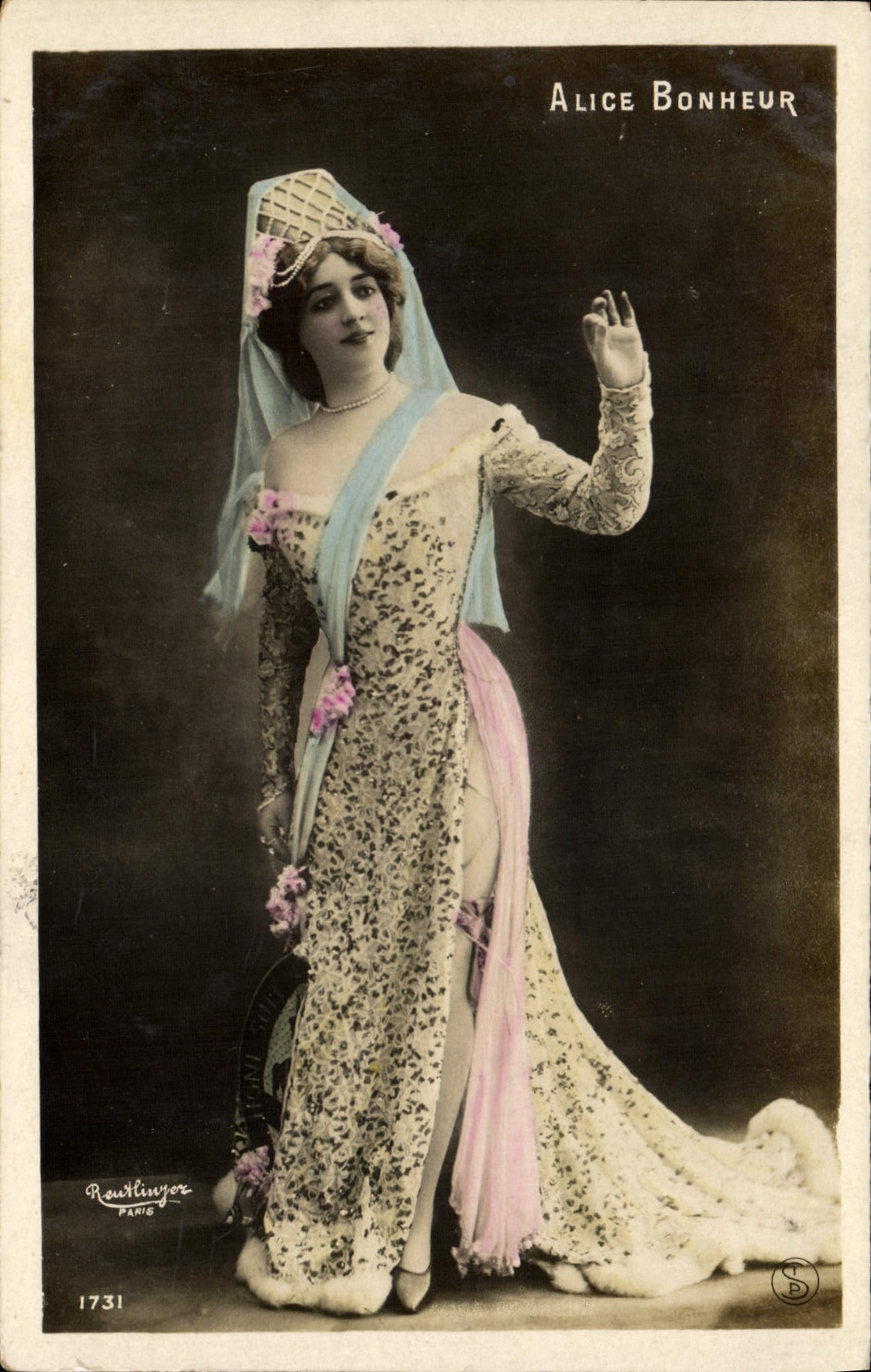 Alice Bonheur — danseuse en robe de scène ornée de fleurs — Roullinger, Paris, n° 1731