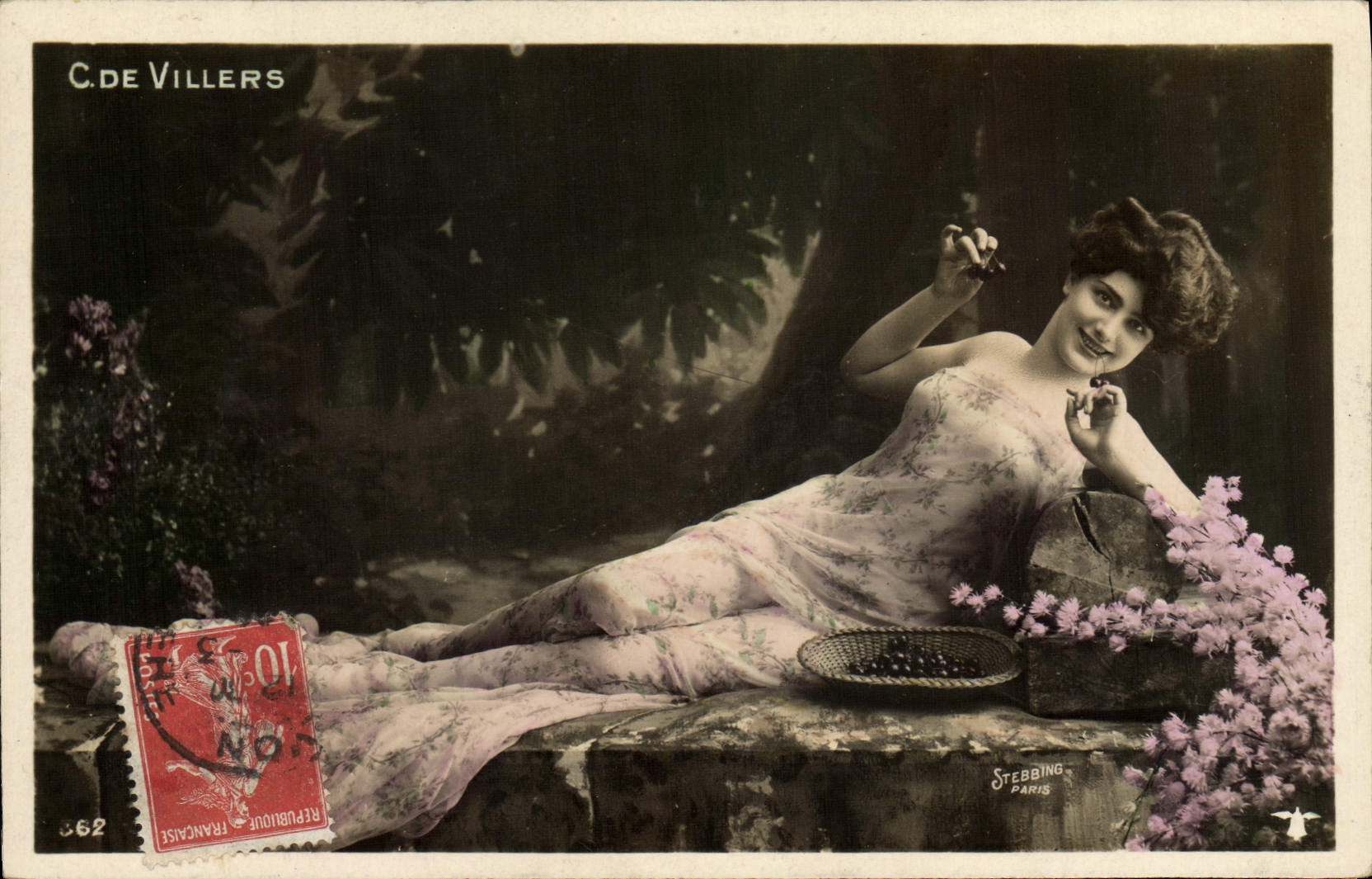 Femme en robe fleurie goûtant des cerises — C. DE VILLERS — Stebbing Paris