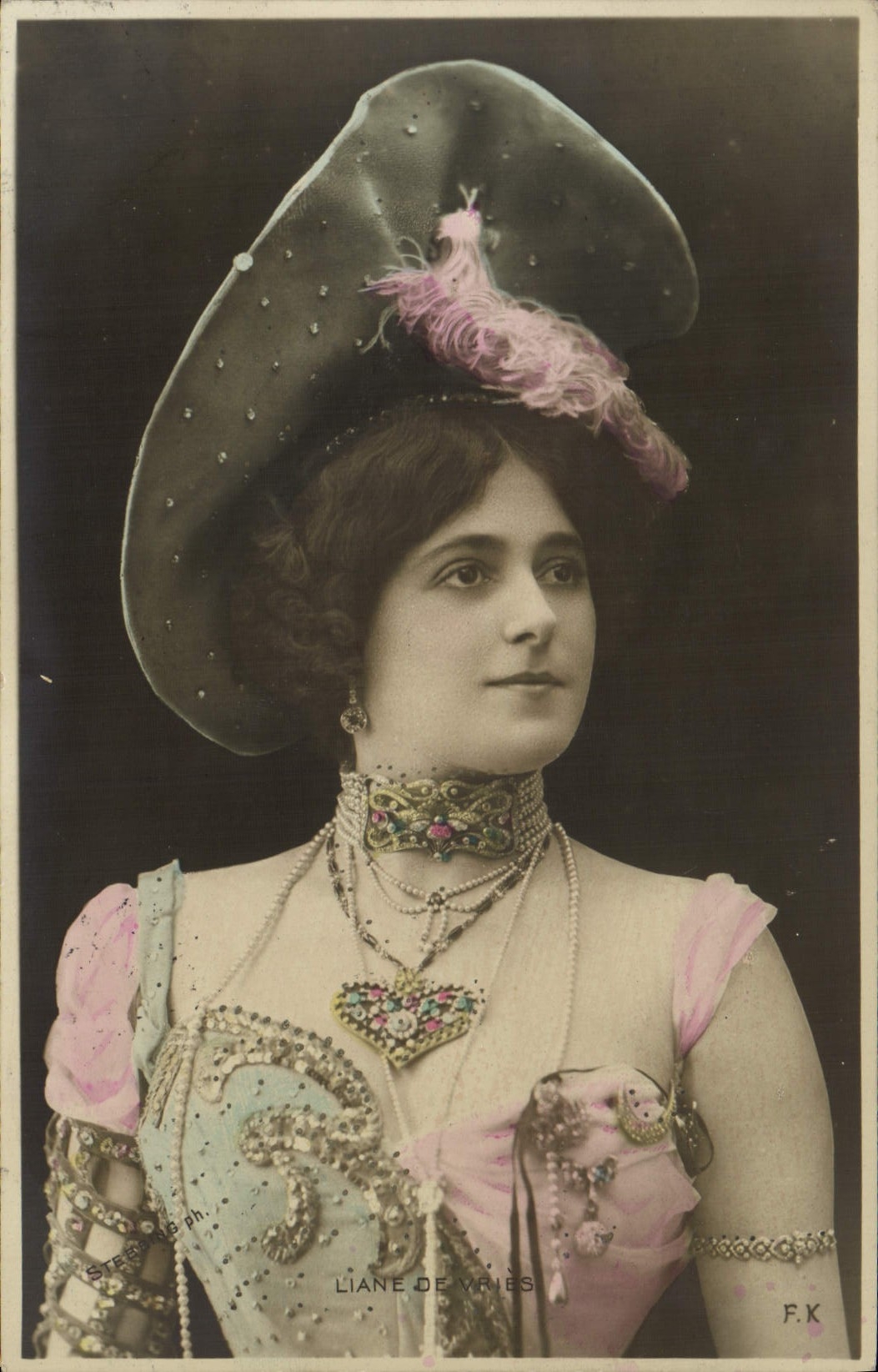 Liane de Vries — Portrait en costume — F.K. (éditeur)