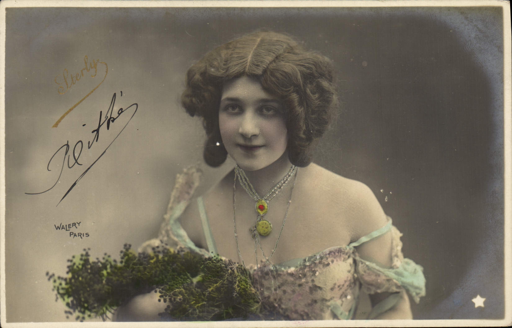 Femme en robe à volants — bouquet — éditeur Walery, Paris