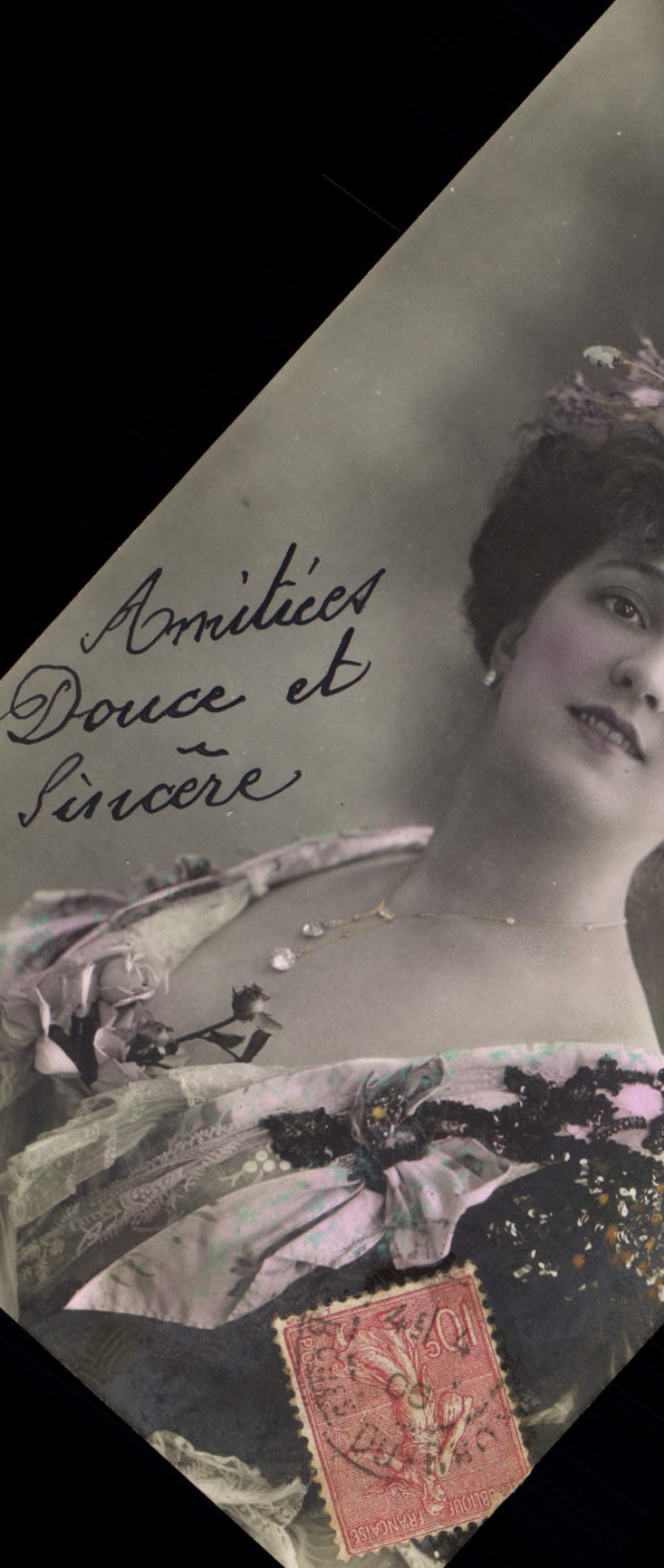 Jeune femme en robe ornée — carte postale — éditeur inconnu