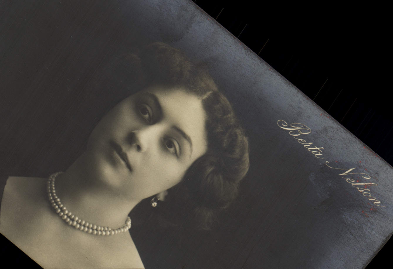 Portrait de Berta Nelson — photographie en noir et blanc — éditeur inconnu