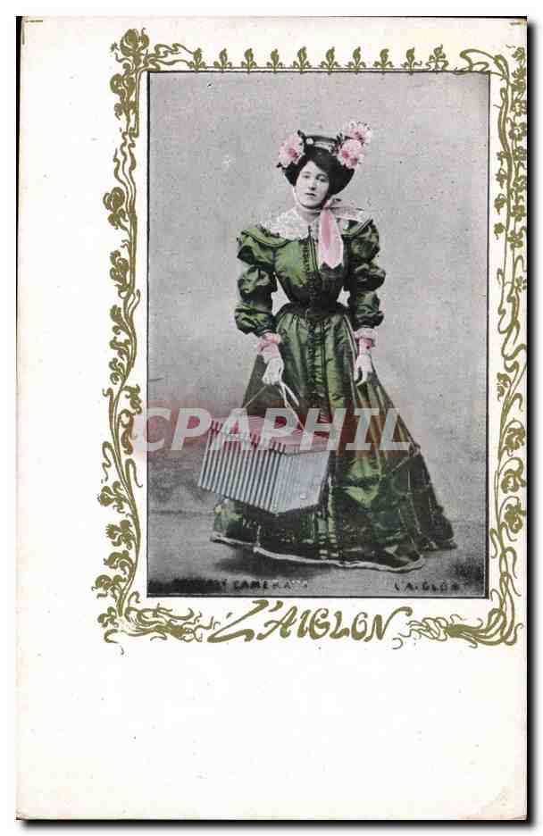 Jeune femme en robe verte — portrait — éditeur L. A. GILLOT, série ZAIGLON