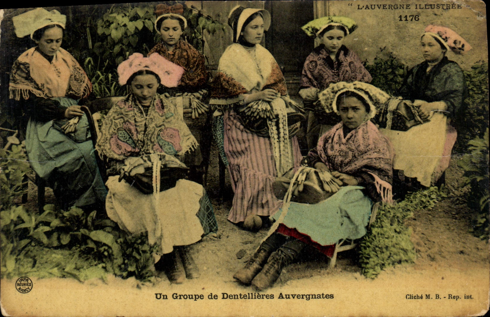 CPA Folklore Un groupe de dentellieres Auvergnates 