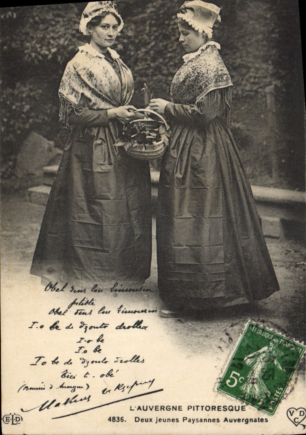 CPA Folklore Auvergne Deux jeunes paysannes Auvergnates 