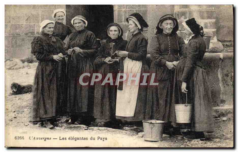 CPA Folklore Auvergne Les elegantes du pays 