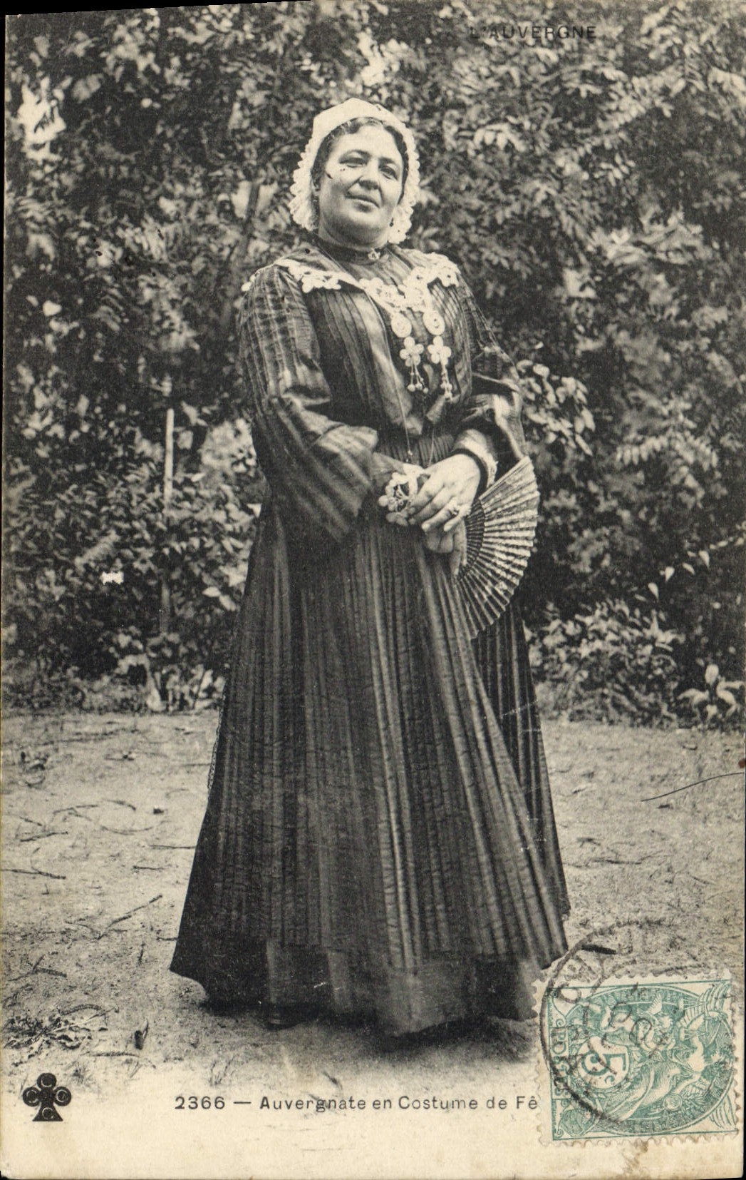 CPA Folklore Auvergnate en costume de fete