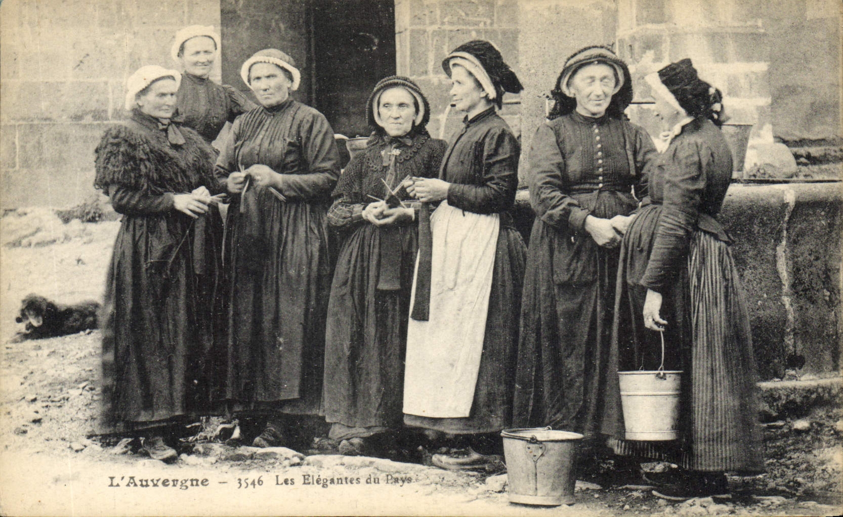 CPA Folklore Auvergne Les elegantes du pays