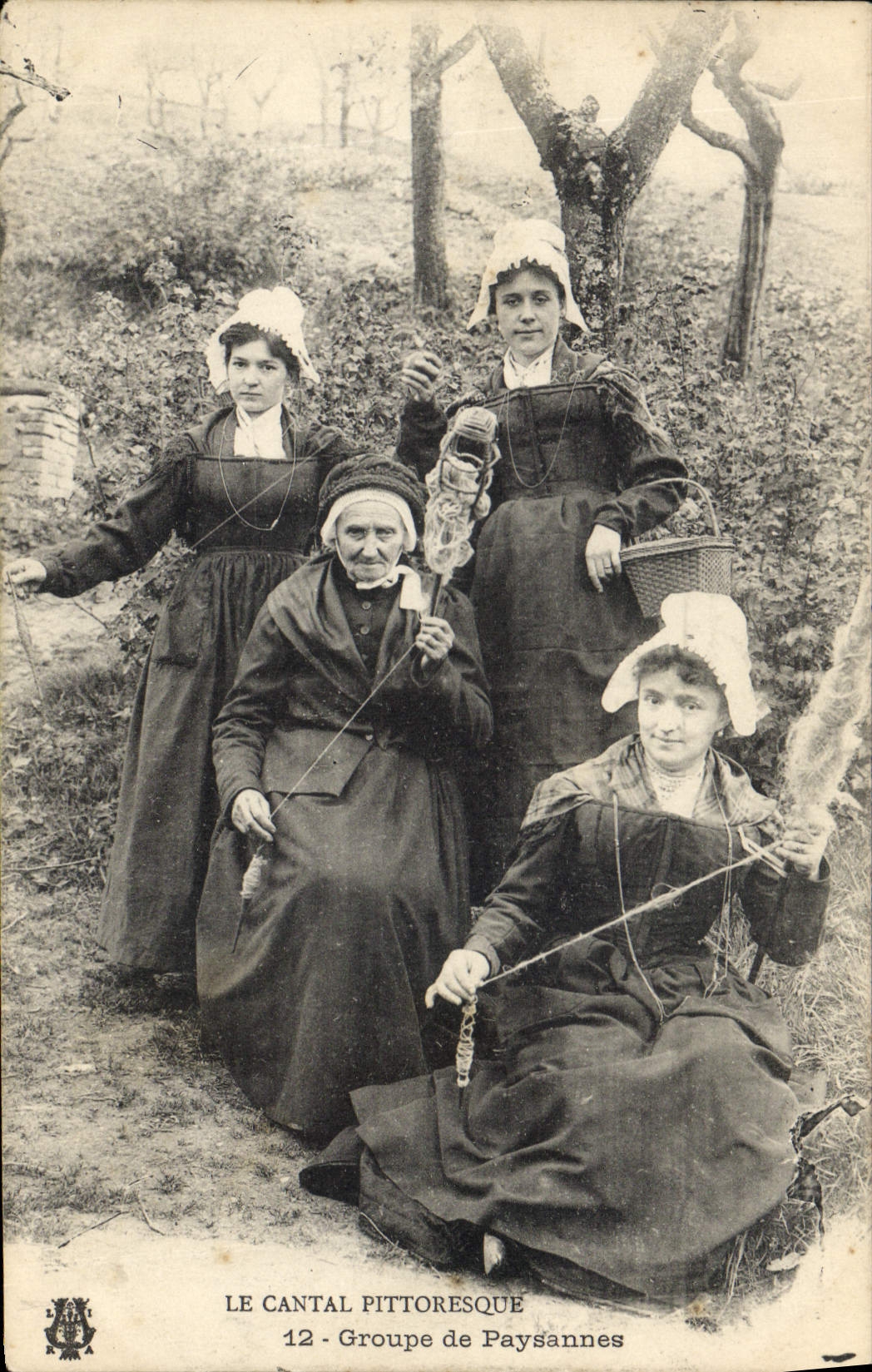 CPA Folklore Cantal Groupe de paysannes