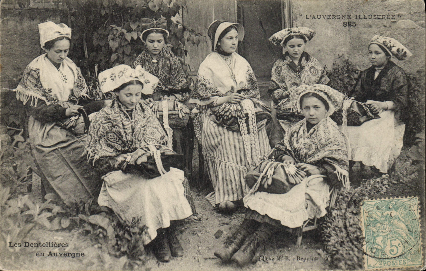 CPA Folklore Les dentellieres en Auvergne 