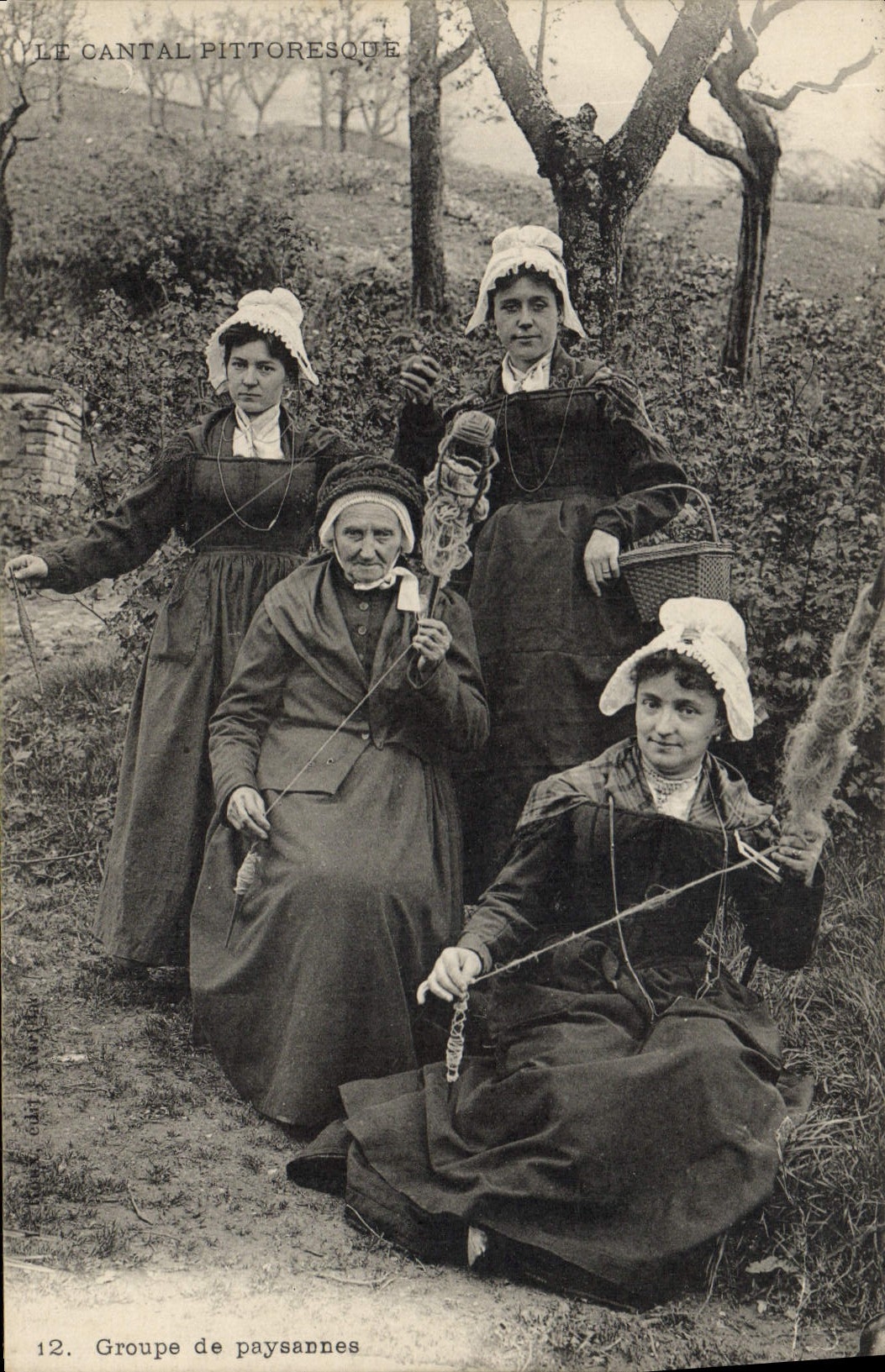 CPA Folklore Cantal Groupe de paysannes