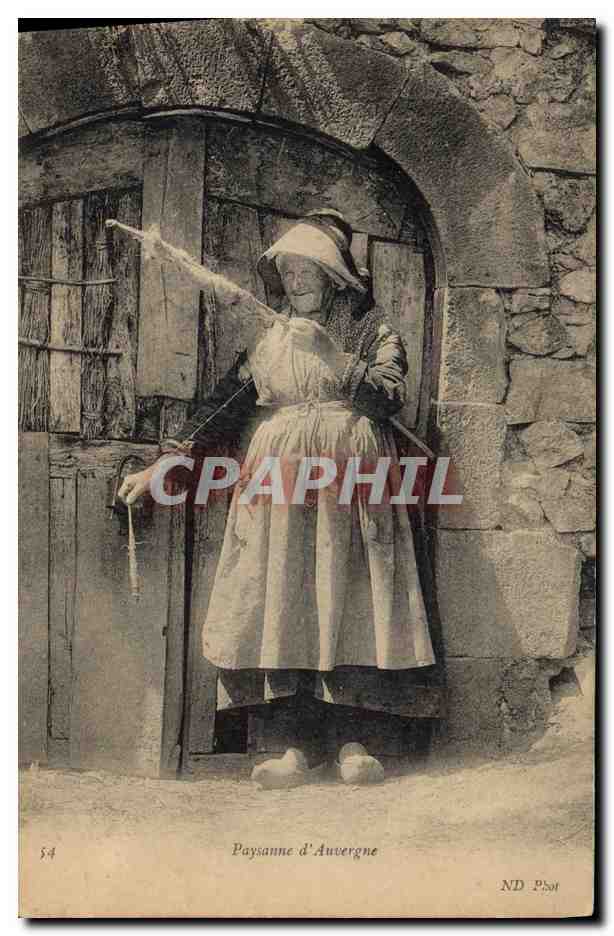 CPA Folklore Paysanne d'Auvergne Fileuse
