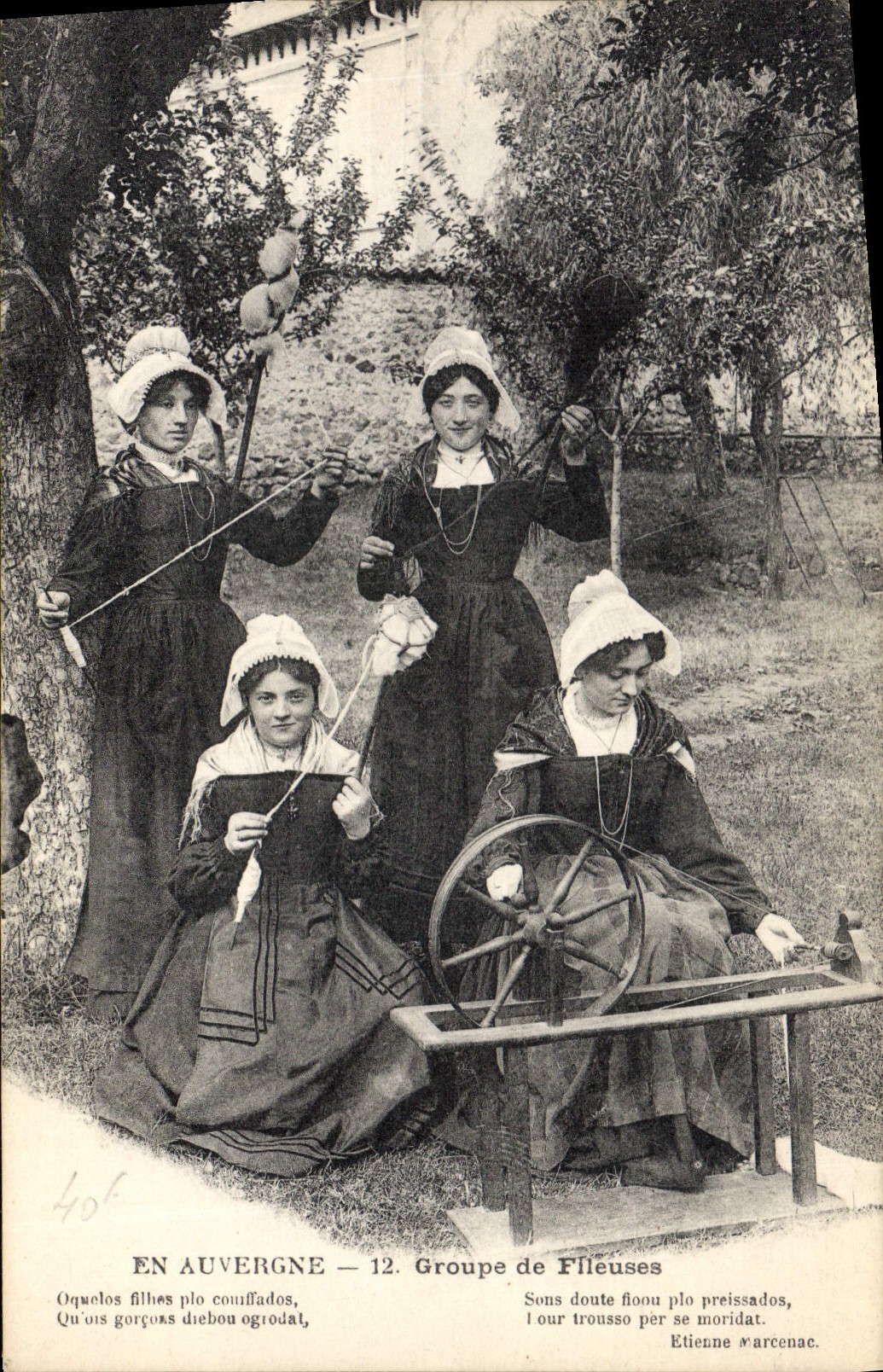 CPA Folklore Auvergne Groupe de Fileuses
