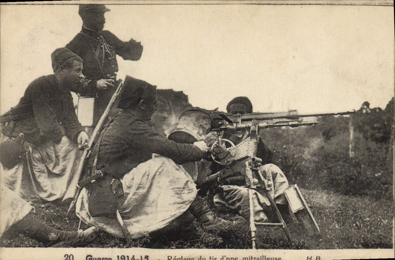 CPA Militaria Reglage du tir d'une mitrailleuse