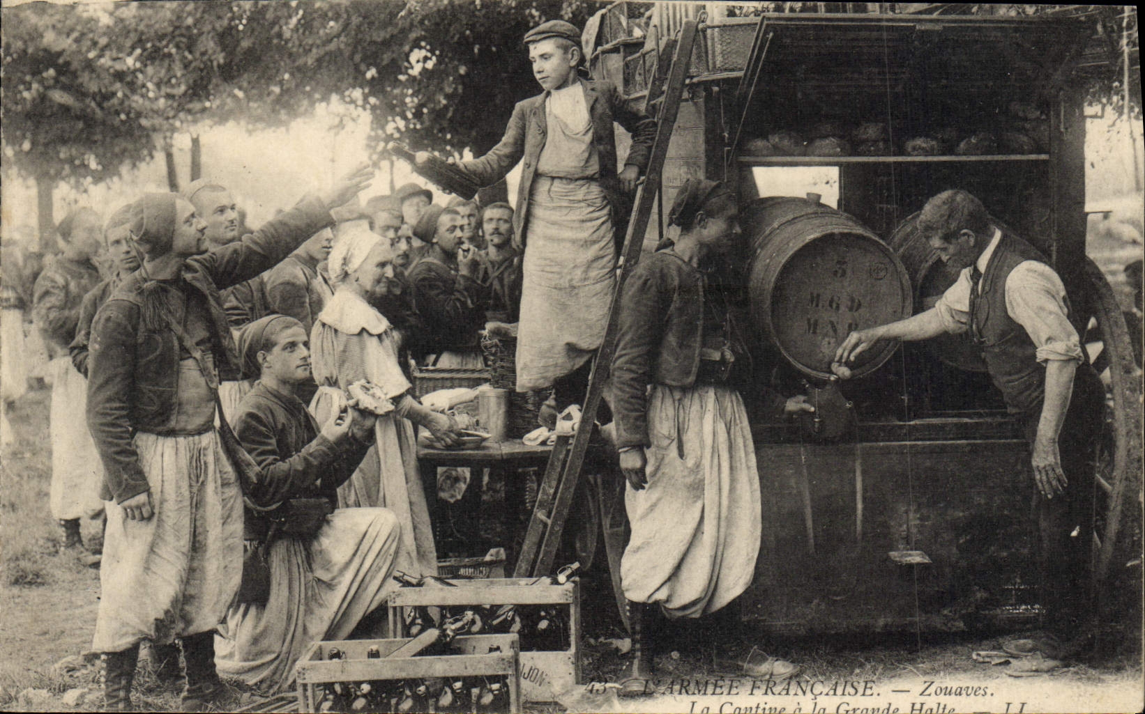 CPA Militaria Zouaves La cantine a la Grande Halte 